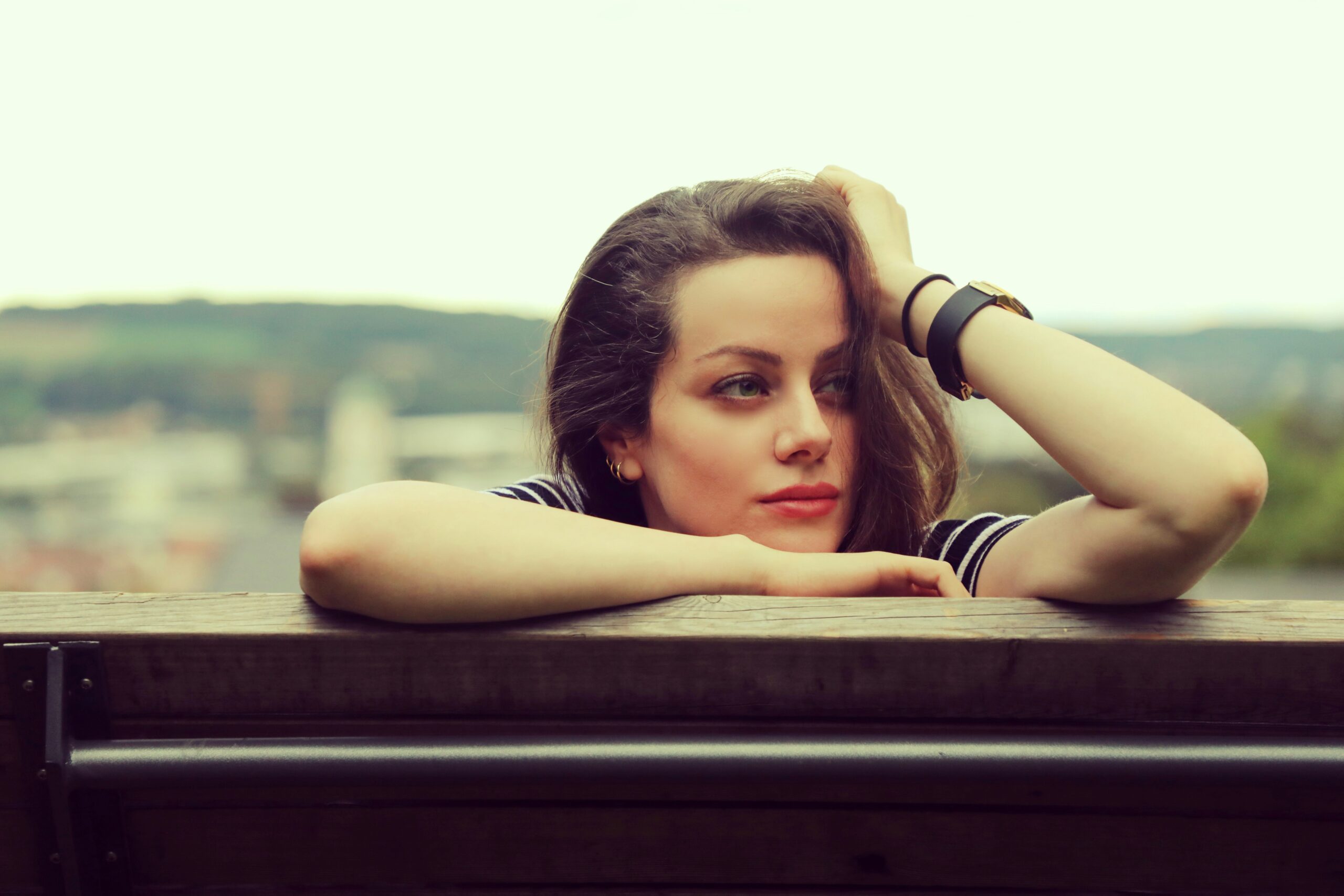 Femme au repos, regard dans le vague — système nerveux et endométriose | LITHA